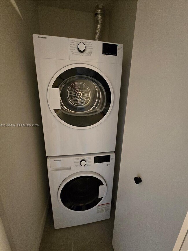 Building Photo - 121 NE 5th St