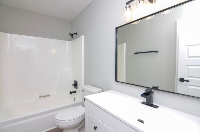 Building Photo - 2506 Halls Hill Pike