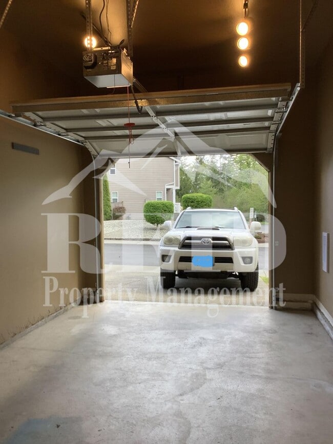 Building Photo - Central Valley Area - 2 Story Townhome 3Bed 2.5Bath