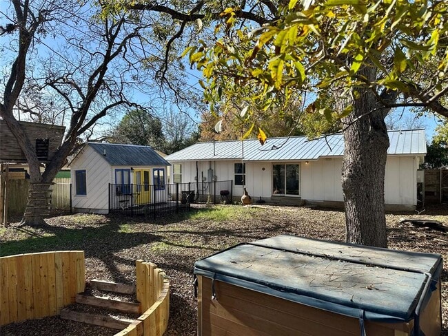 Building Photo - 2507 East Side Dr