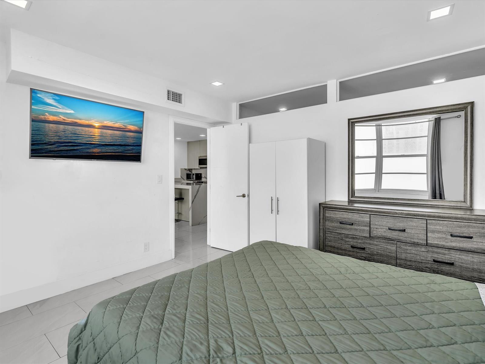 Building Photo - 3725 S Ocean Dr