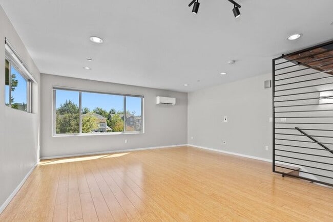 Building Photo - Air Conditioned Judkins Parkside Townhome ...