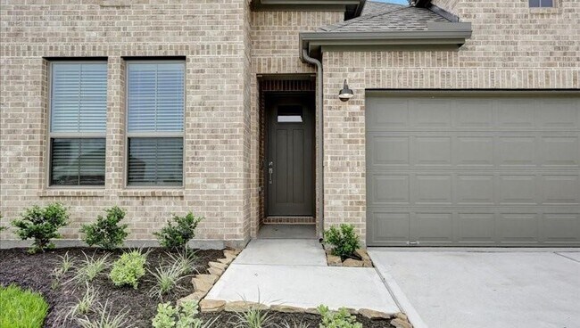 Building Photo - 810 Whispering Winds Dr