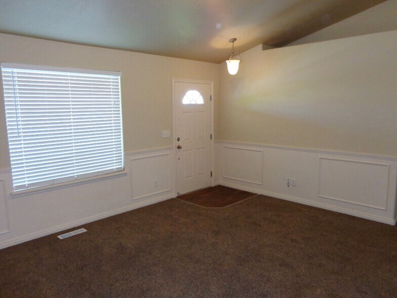Building Photo - 2022 Juniper Dr
