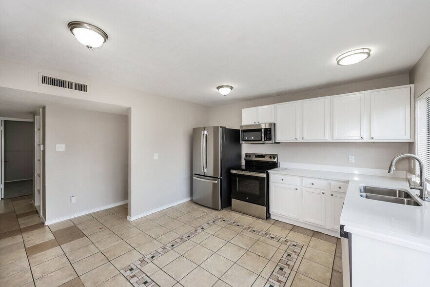 Building Photo - 114 S Young Blvd