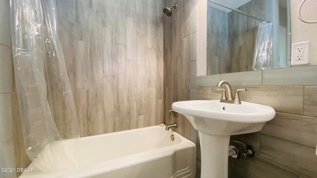 Building Photo - 914 N Wild Olive Ave