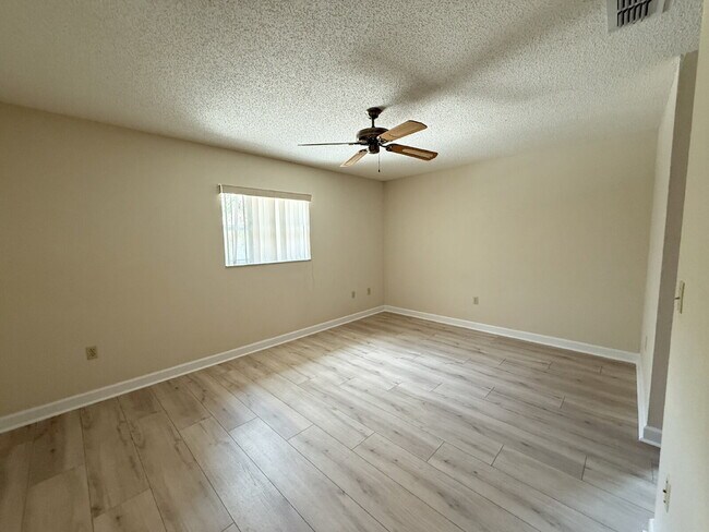 Building Photo - "Charming 3-Bed, 2-Bath Oasis in Spring Hi...