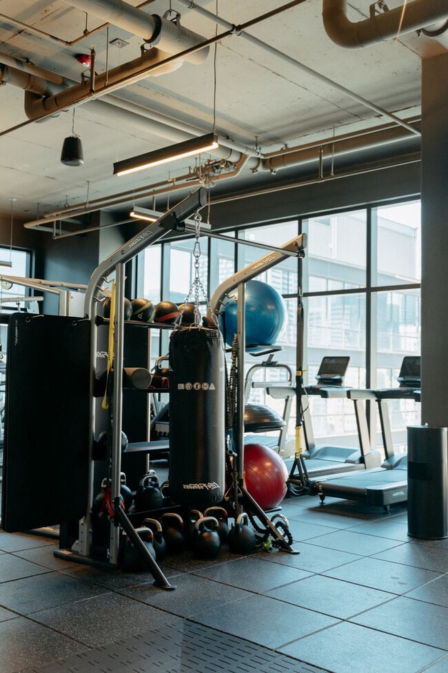 Building Photo - 755 S Clark St