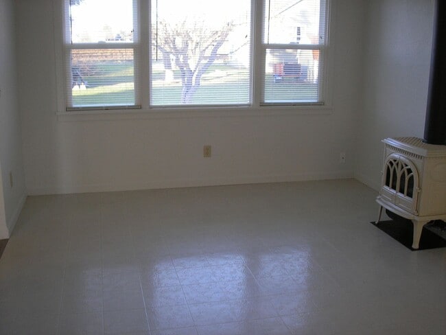 Building Photo - 1 Bedroom- Single Family Home with Large Yard