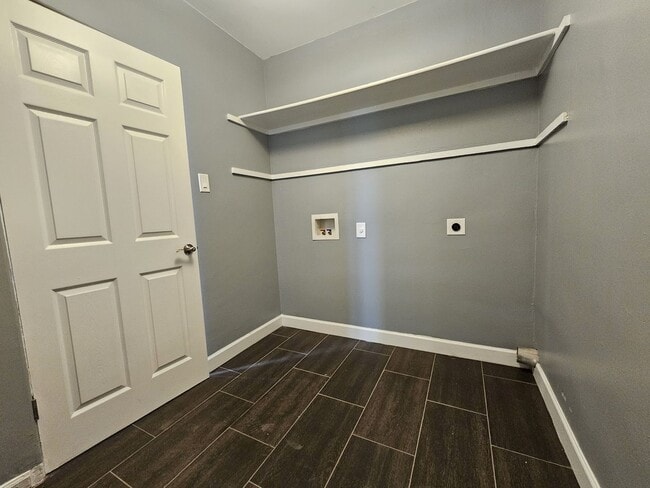 Building Photo - Charming Home 3 bedrooms 1 bath Large Yard.