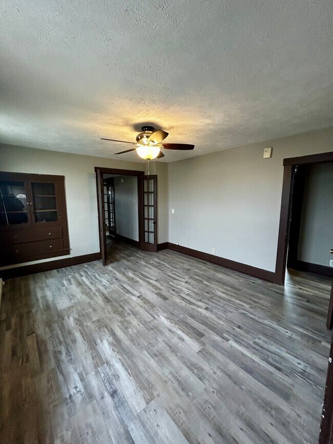 Building Photo - 283 W Main St