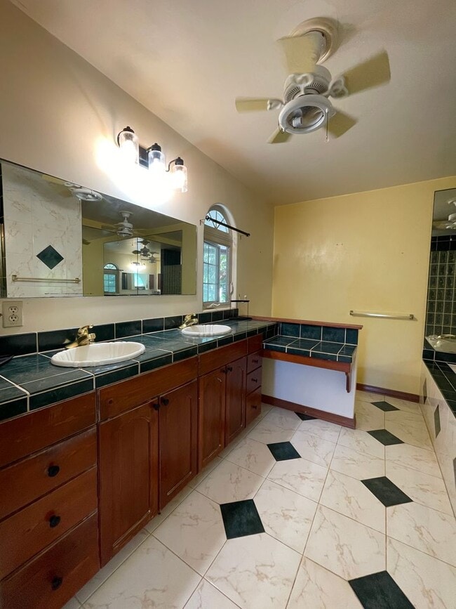 Building Photo - Spacious 4-Bedroom Retreat in Haiku with S...