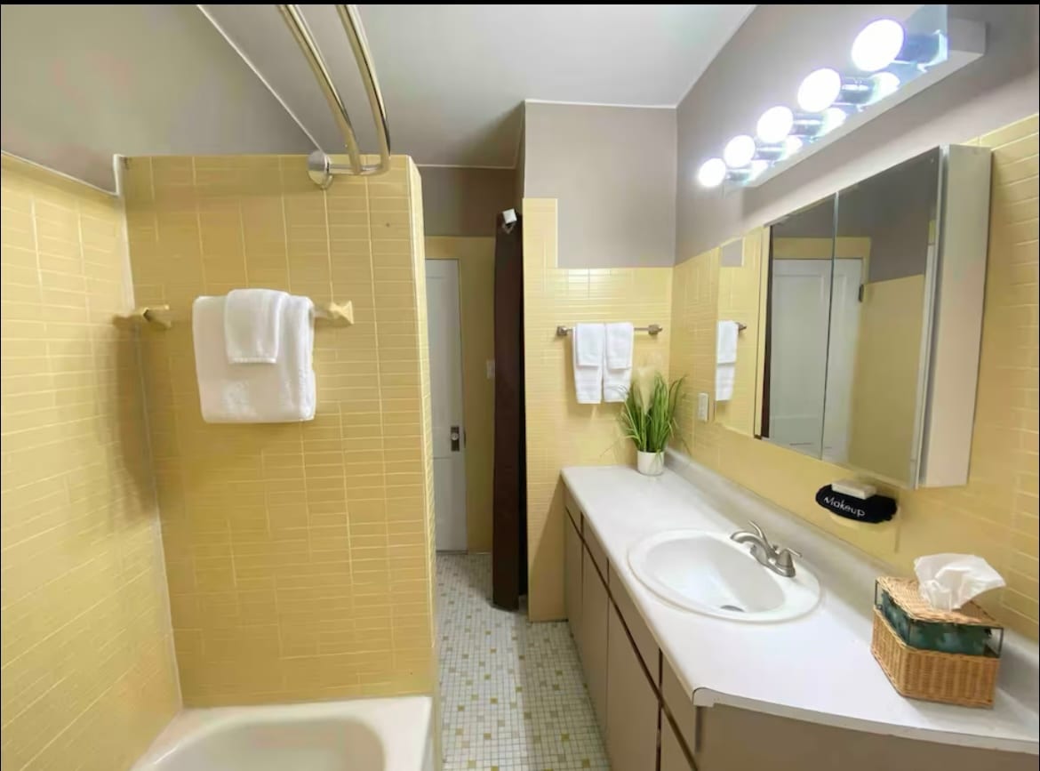 Building Photo - 2428 Casmere St