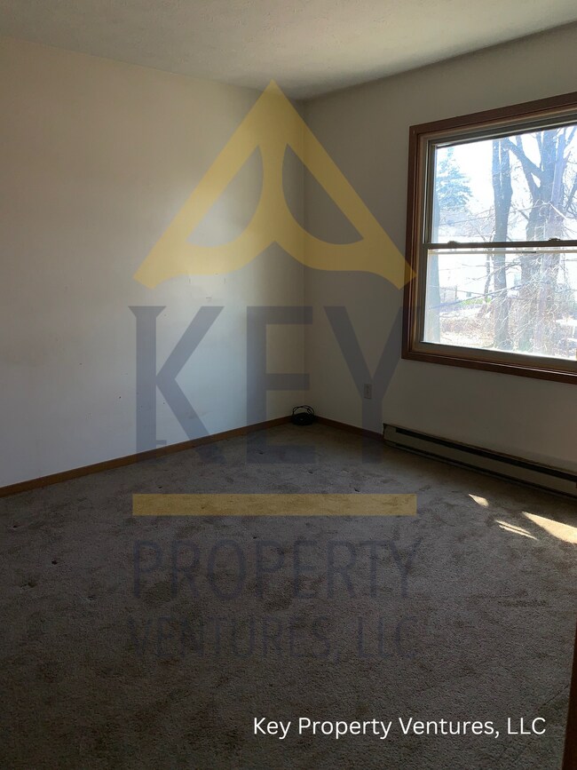 Building Photo - 493 Hollenbeck St