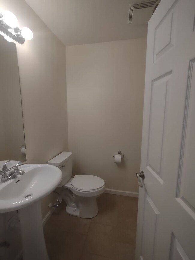 Building Photo - Center Duplex 2 Bed 1.5 Bath Benton KY