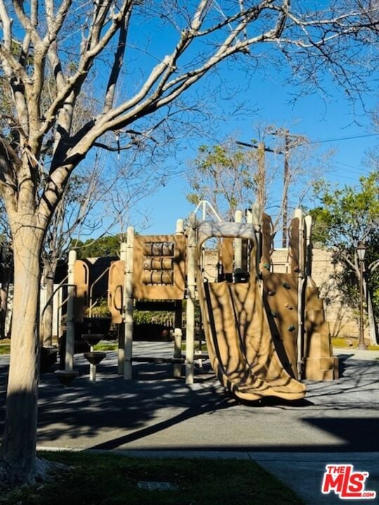 Building Photo - 1800 Oak St