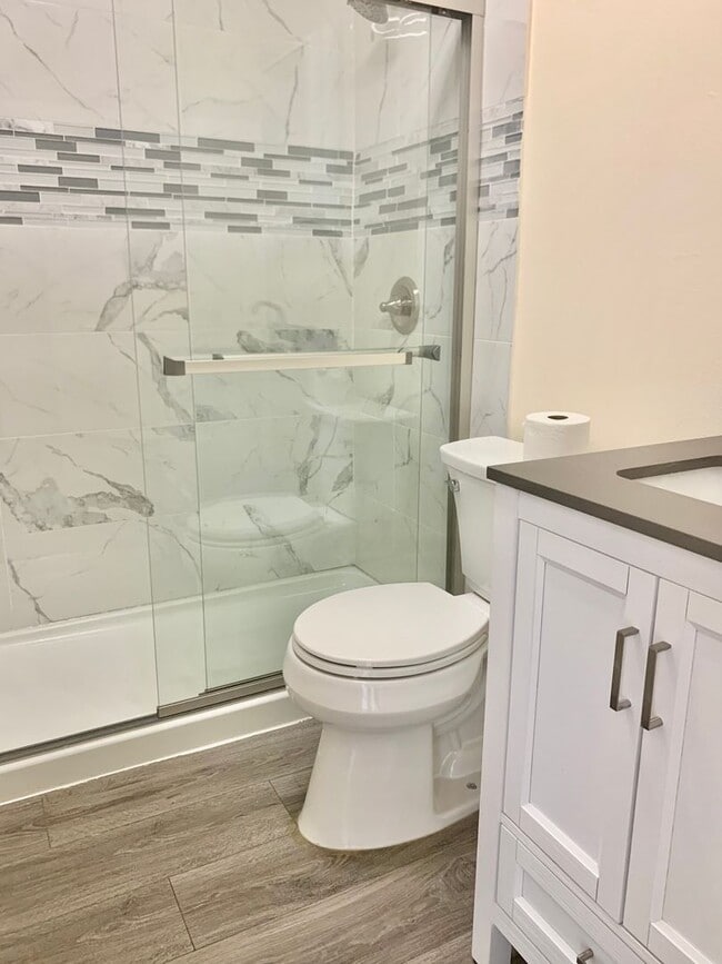 Building Photo - BEAUTIFUL One Bed on Madison Ave, Close to Campus! Corner Unit