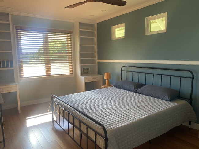 Building Photo - Available Now! 3/2 home in Beautiful Hawiing sure