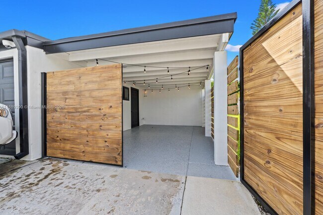 Building Photo - 9370 Nassau Dr