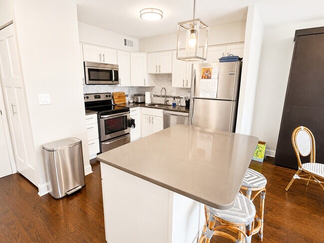 Building Photo - 30 E Elm St