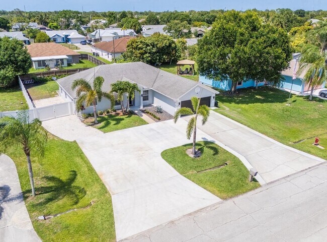 Building Photo - 249 SW Aubudon Ave