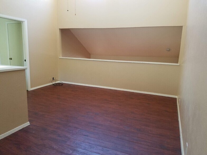 Building Photo - 1400 Pebble Ct