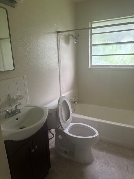 Bathroom - 423 N Wilson Blvd