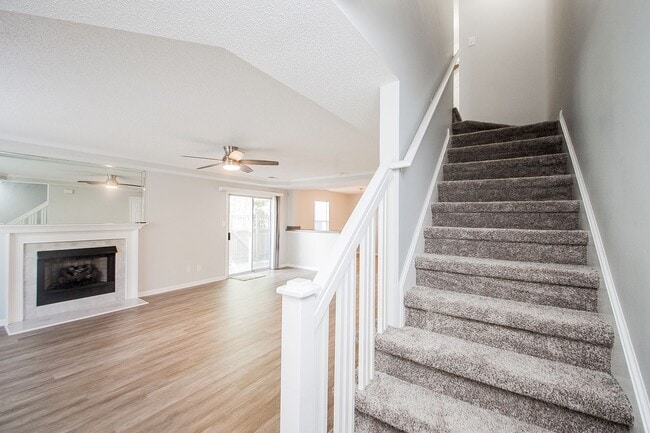 Building Photo - 2 Bedroom 2.5 Bathrooms in South Chesapeake