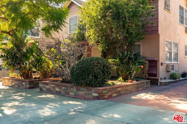 Building Photo - 921 N Spaulding Ave