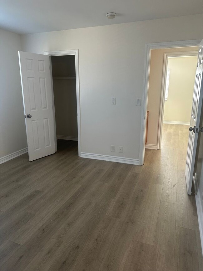 Building Photo - E MADISON - BEAUTIFUL 2nd FLR CONDO IN EL ...