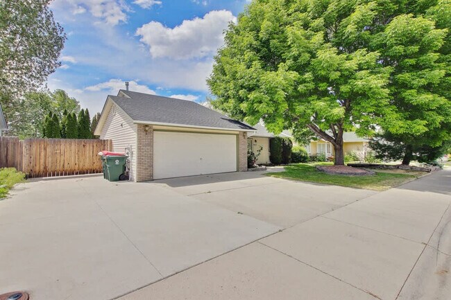 Building Photo - 925 N Stonehenge Way