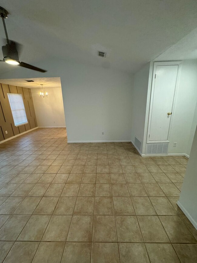 Building Photo - Price Drop! Great 3 Bedroom Home! 25% off ...