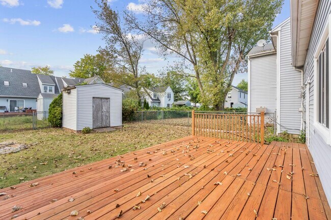 Building Photo - 670 Middletown Ave