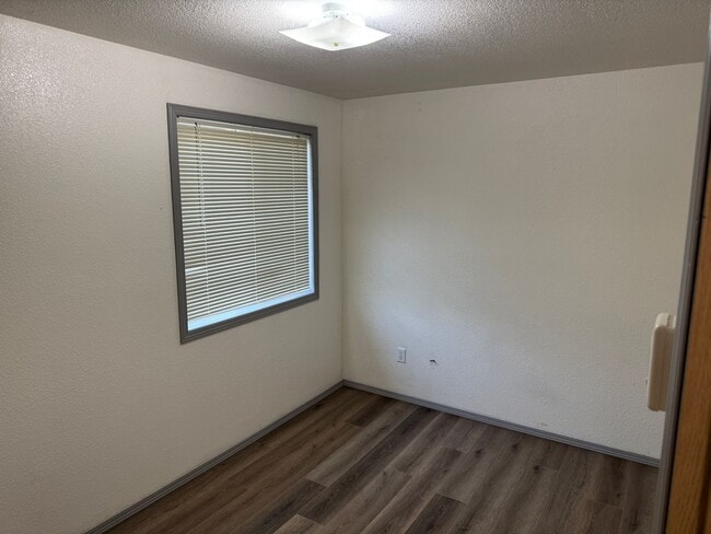 Building Photo - Updated 3 bedroom 2 bath duplex! MOVE IN S...