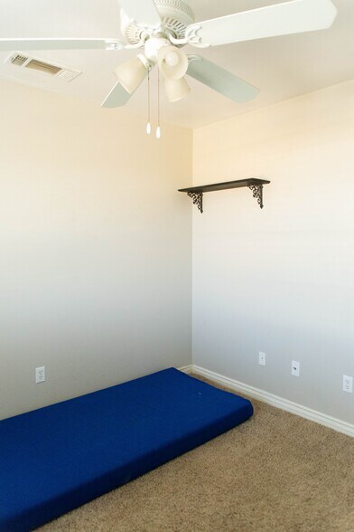 Back Bedroomo - 12072 Pacific Rd