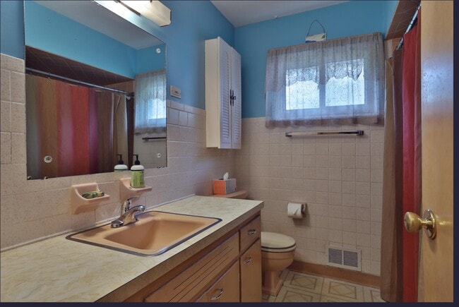 Building Photo - 714 Island Ct