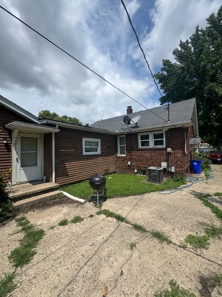 Building Photo - 1453 E Clay St