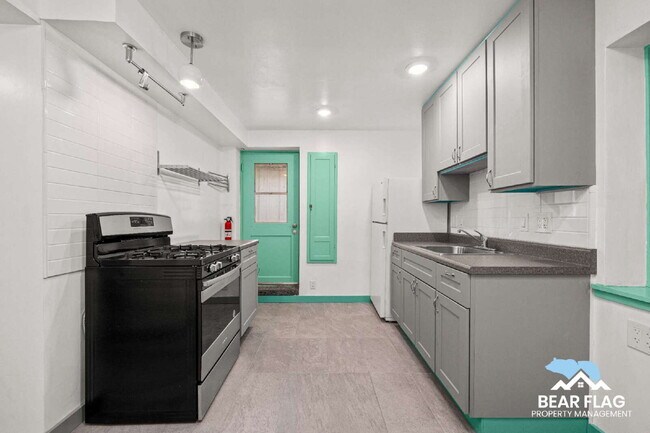 Building Photo - For Rent – 1 Bedroom Back Unit in Mid-Town...