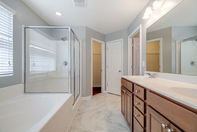 Building Photo - Spacious & Convenient