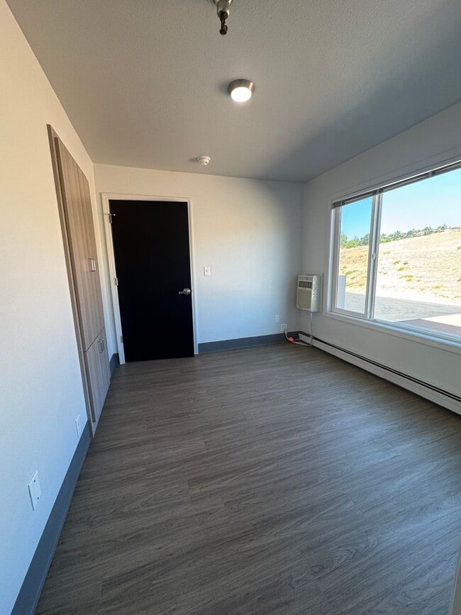 Building Photo - Ideal roommate setup: 2-bedroom, 2-bath unit.  Both bathrooms are ensuite  - ALL UITILITIES INCLU...