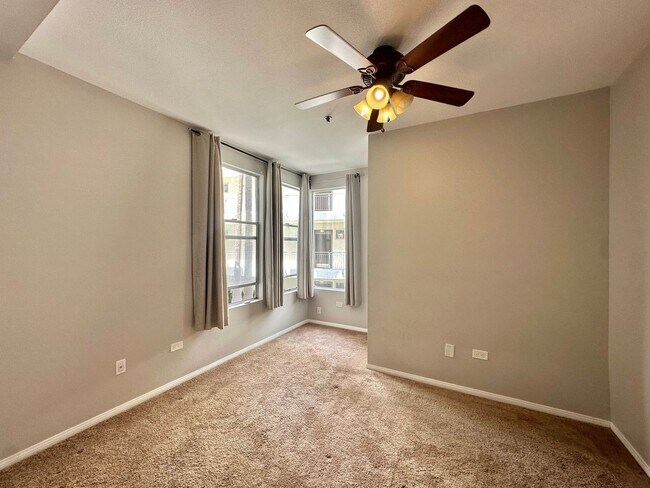 Building Photo - Luxury 2 Bed/2.5 Bath 2 Story Townhouse in...