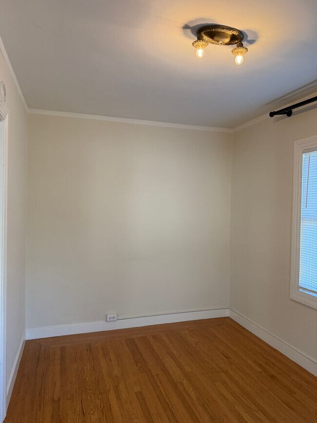 Building Photo - Beautiful Spanish townhouse with parking and in unit laundry!