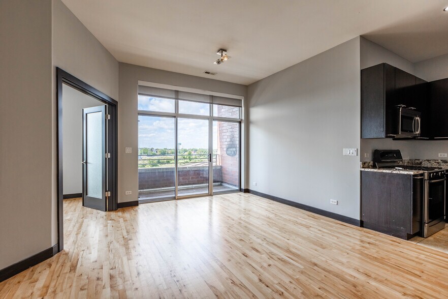 Building Photo - 2319 N Damen Ave