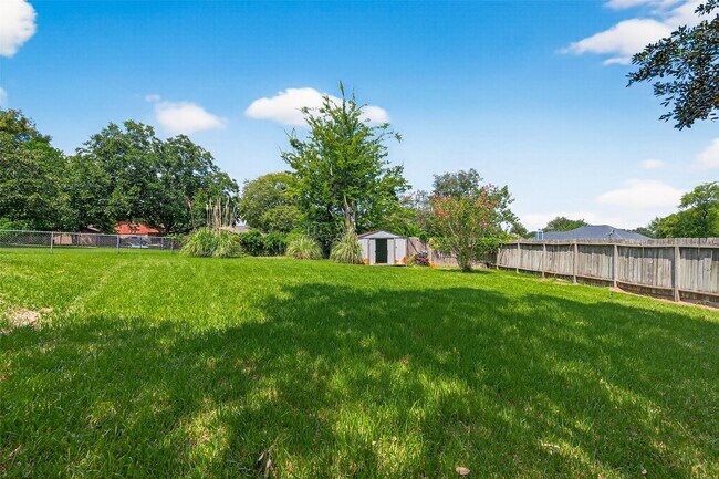 Building Photo - 319 Fantasy Ln