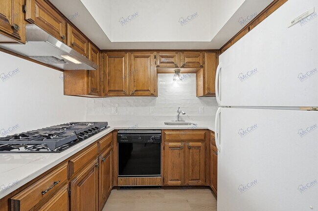 Building Photo - 2024 Heather Brook Dr