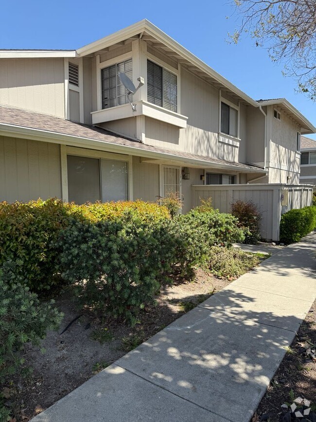 Building Photo - 2 BR, 1.5 Bath 1 car garage