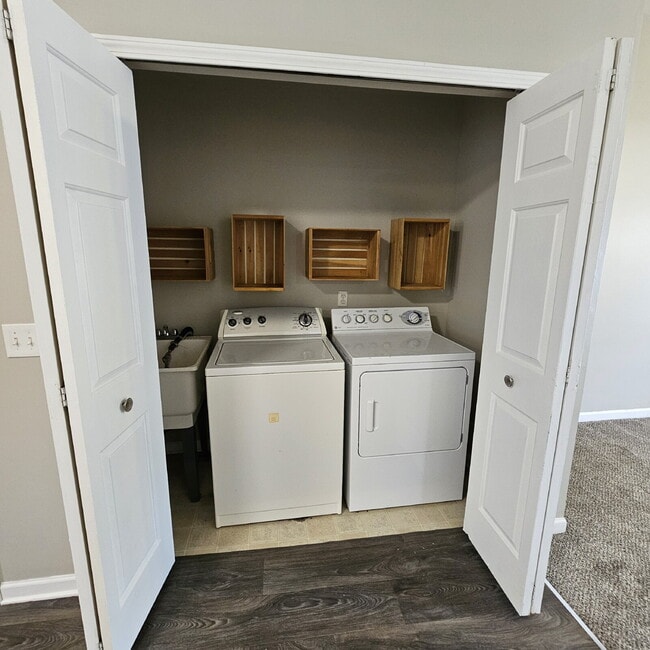 Building Photo - 3 Bed Ranch with New Carpet and Freshly Pa...