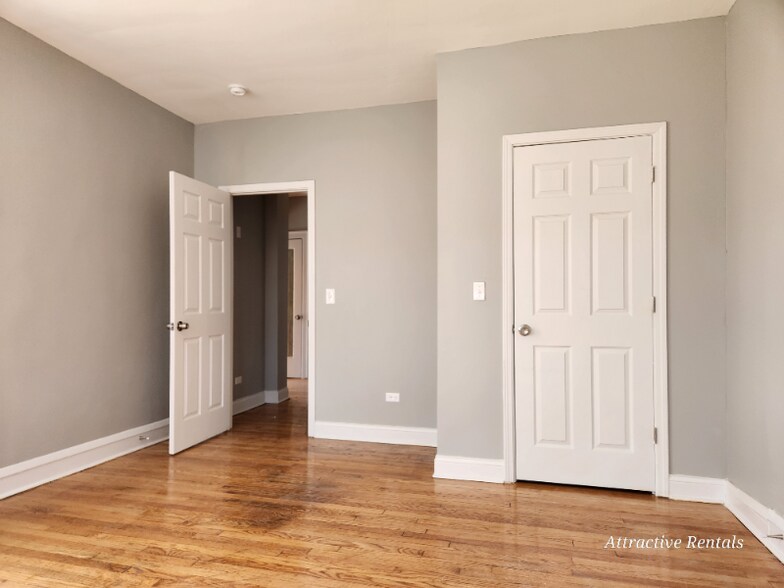 Building Photo - 658 E 81st St