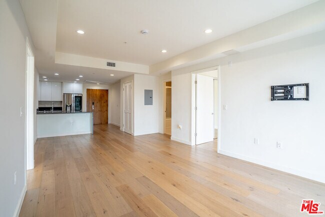 Building Photo - 105 S Mariposa Ave