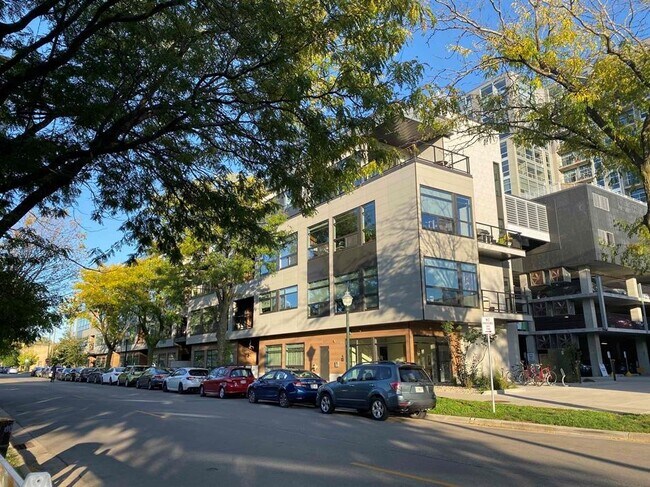 Building Photo - 825 E Mifflin St